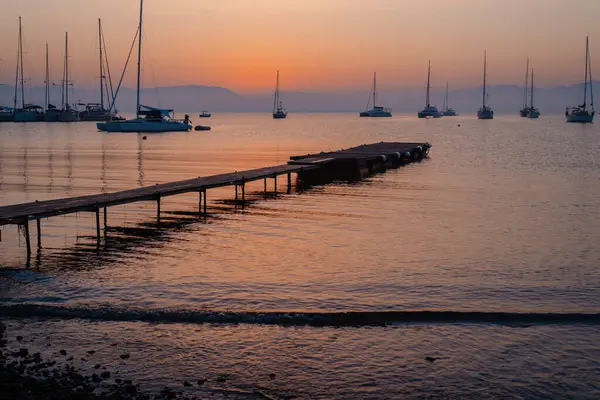 Yelkenli ve İskeleli Günbatımı Huzuru