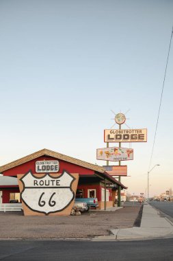 Globetrotter Lodge Arizona 'da 66. Yol boyunca dış görünüm