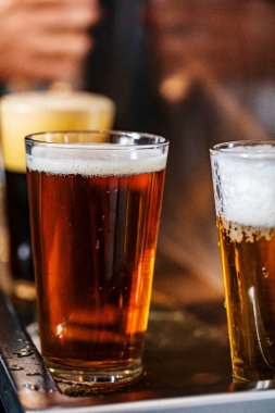 Barın üstünde farklı bira gölgeleri.