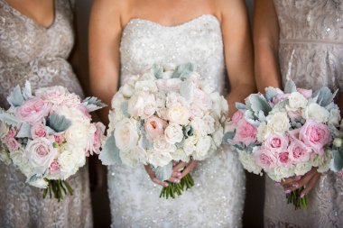 Gelin Partisi, Yumuşak Pembe ve Beyaz Ro Buketlerini Tutuyor
