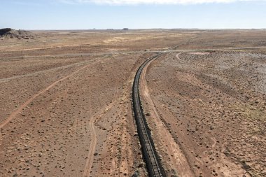 Havadaki çöl manzarasında tek tren yolu rüzgarları