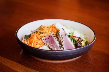 Tahta Masada Susam Kabuklu Ender Ton Balığı Salatası