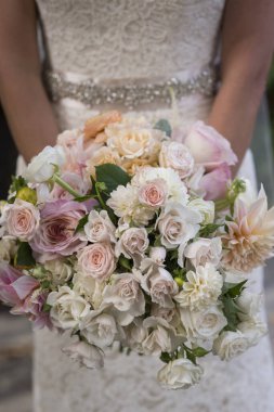 Soluk Güller ve Dantelli Elbiseyle Gelin Buketinin Yakın Çekimi