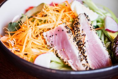 Havuçlu susam kabuklu ton balığı salatası.