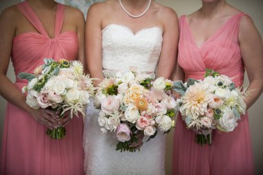 Gelin ve Nedimeler Zarif Çiçek Buketleri Tutuyorlar