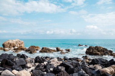 Okyanus ve Bulutlu Gökyüzü ile Rocky Sahil Çizgisi