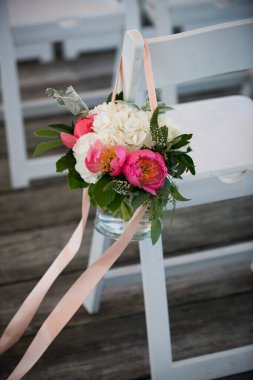 Beyaz sandalyede kurdeleli Pembe ve Beyaz Çiçek Koridor İşareti