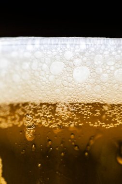 Bardaktaki bira köpüklerinin ayrıntılarını kapat.