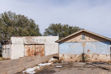 Yucca Motel ve garaj binalarını yıkın.