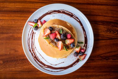 Kahvaltı Krepleri ve Meyveler Genel Görünümü