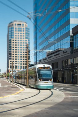 Seçici odak noktasında deniz yolu yolcu trenine yaklaşılıyor