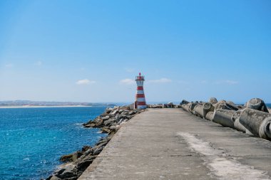 Deniz feneri olan Jetty. Portekiz 'de Peniche Rıhtımı