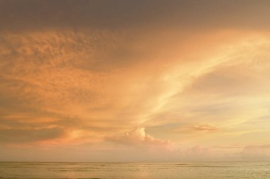 Meksika Körfezi üzerinde güzel altın gün batımı Anna Maria Adası