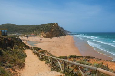 Portekiz kıyı şeridinde güzel bir sahil, Portekiz 'de S. Juliao plajı.
