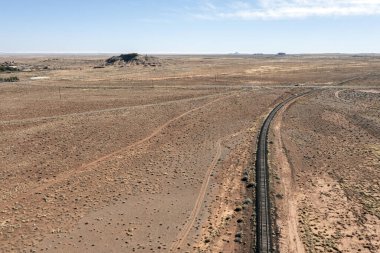 Tren yolu, havadan çöl manzarasında dönüyor.