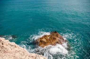 Turkuaz Dalgalı Rocky Sahil Hattı