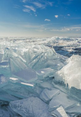 Kış günü Kanada 'nın Ontario Gölü kıyısında buz parçaları birikmişti..