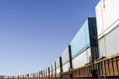 Uzun konteynır yığını eğrileri uzaklığa doğru eğriliyor