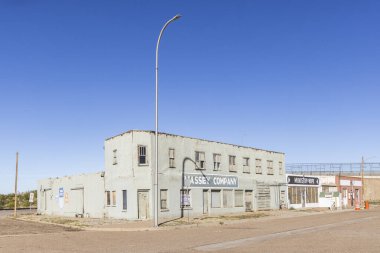 Eski bir çöl treninde terk edilmiş binalar.