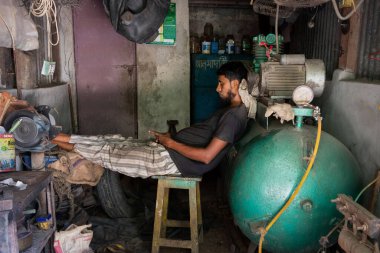 İşçi Boş Zamanlarında Dinlenir