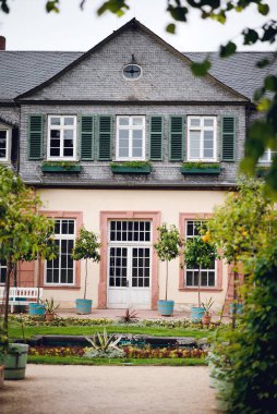 Yeşil kepenkleri olan Avrupa Evi Büyüleyici