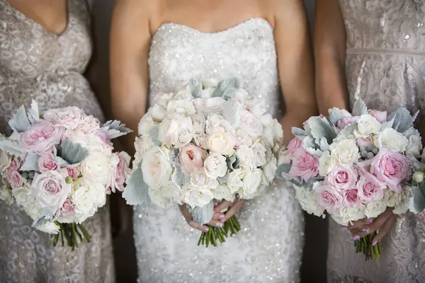 Gelin Partisi, Yumuşak Pembe ve Beyaz Ro Buketlerini Tutuyor