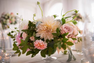 Dahlias ve Ros 'la Lush Çiçek Düğün Merkezinin Yakın Çekimi