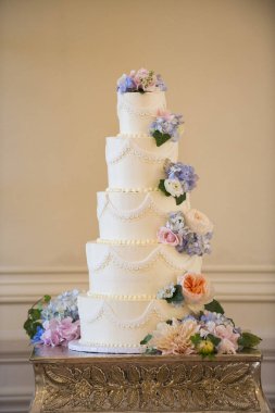 Pastel Çiçek Aksanlı Uzun Katlı Düğün Pastası