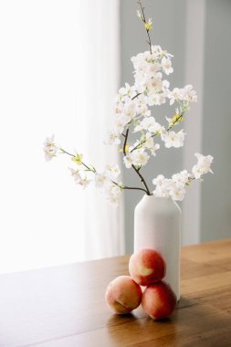 Wabi Sabi Masa Estetiği Üzerine Taze Şeftali