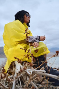 Kadınlar yağmurlu bir günde balık tutmayı sever.