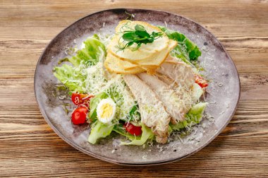 Sezar Salatası Tavuğu Kırsal bir tabakta