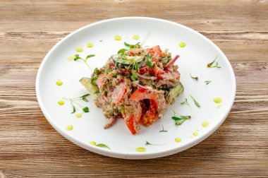 Zeytinyağlı domates ve salatalık salatası. Gürcü salatası