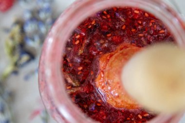 Karışıklık Sırasındaki Ezilmiş Böğürtlen ve Lavanta Görünümü