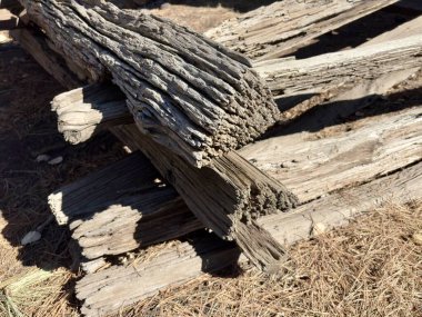 Yığılmış ahşap kütükler. Açık hava ortamında pürüzlü desenli.