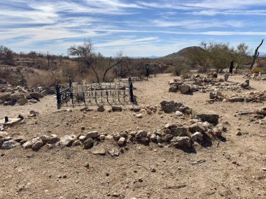 Kongredeki çöl öncü mezarlığı, demir çitli AZ, kaya mezarları