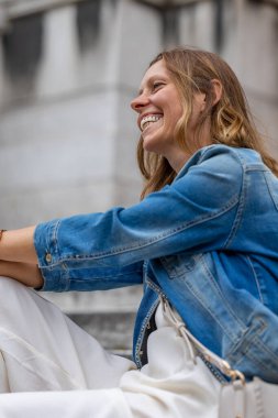 Paris 'te kot ceketli gülümseyen bir kadın.