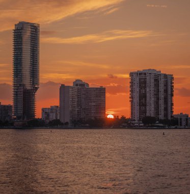 Yeni gökdelen günbatımı Brickell Miami