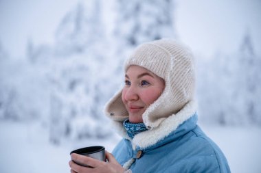 Finlandiya Ulusal Parkı 'nda sıcak içecek içen kadın