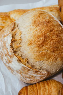Çıtır çıtır ekmekli yuvarlak ekmek.