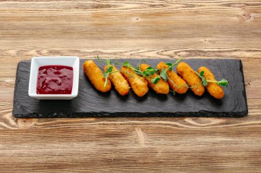 Yaban mersini soslu peynir çubukları.