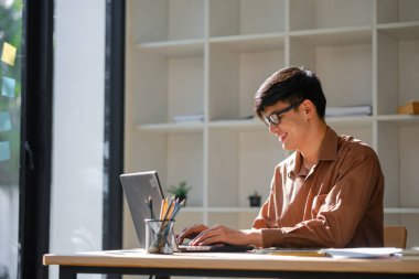 İşadamı veya öğrenci çevrimiçi öğrenim görüyor, mali raporları analiz ediyor