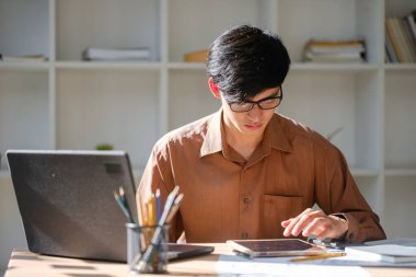 İşadamı veya öğrenci çevrimiçi öğrenim görüyor, mali raporları analiz ediyor