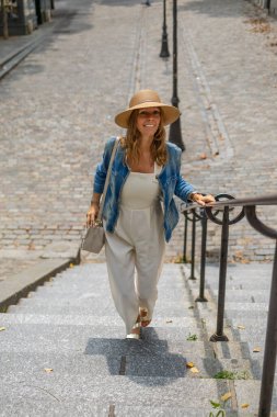 Montmartre, Paris 'te bir kadın kaldırım taşı merdivenlerine tırmanıyor..