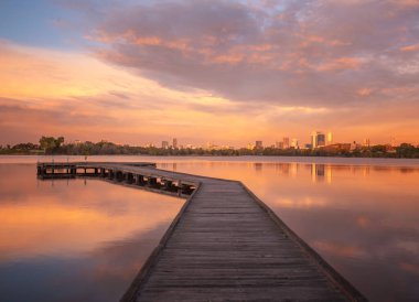 Gün batımı nehir ve köprü üzerinde