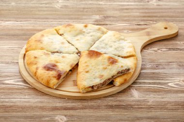 Tahtada etli turta var.