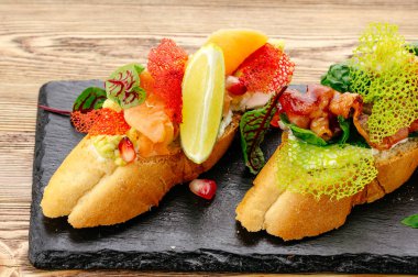 Karides soslu ve otlu bruschetta.