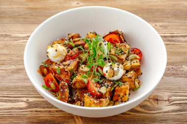 Çıtır patlıcanlı salata, yeşillik ve tohum