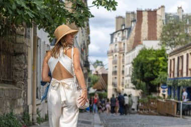 Açık Sırt Tulumu ve Şapka Giyen Mutlu Kadın