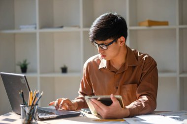İşadamı veya öğrenci çevrimiçi öğrenim görüyor, mali raporları analiz ediyor