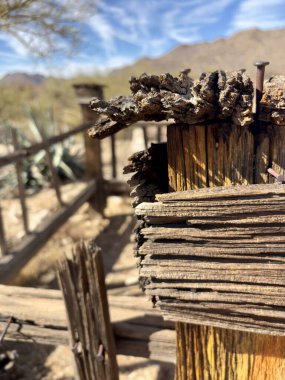 Çölde paslanmış çivileri olan çürümüş ahşap bir mezara yakın plan.